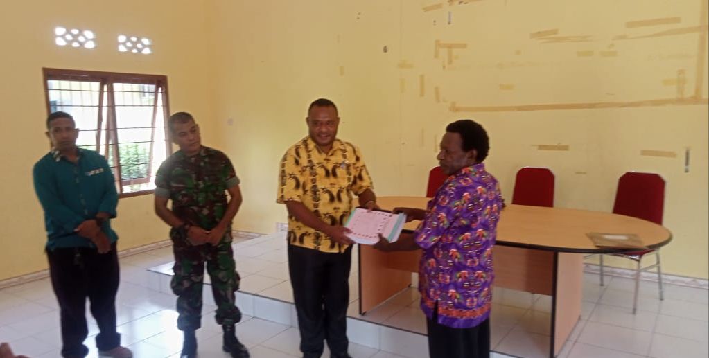Kristian Mote Gantikan Edwin Hanuebi Menjabat Sebagai Kepala Distrik Kwamki Narama