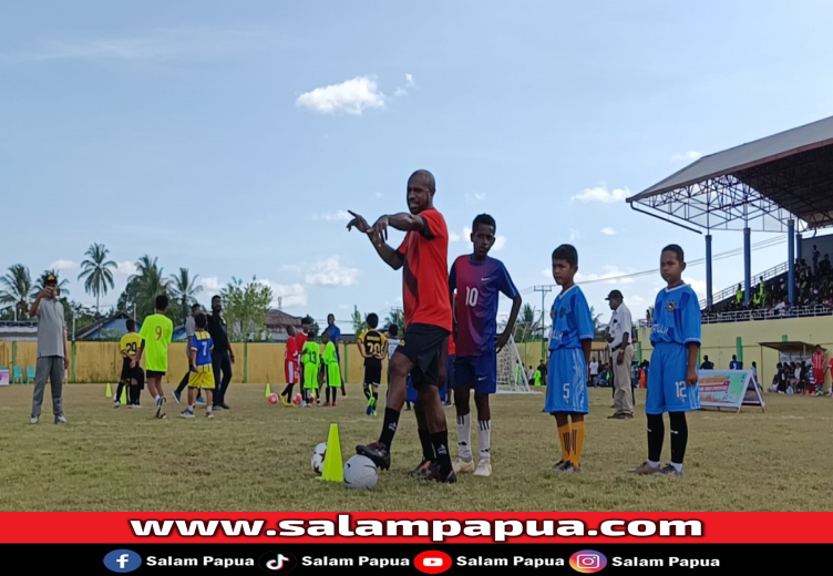 Boaz Solossa Dan Tinus Pae Bimbing Tim Kejurda Sepakbola Usia 8-12 Pemkab Mimika