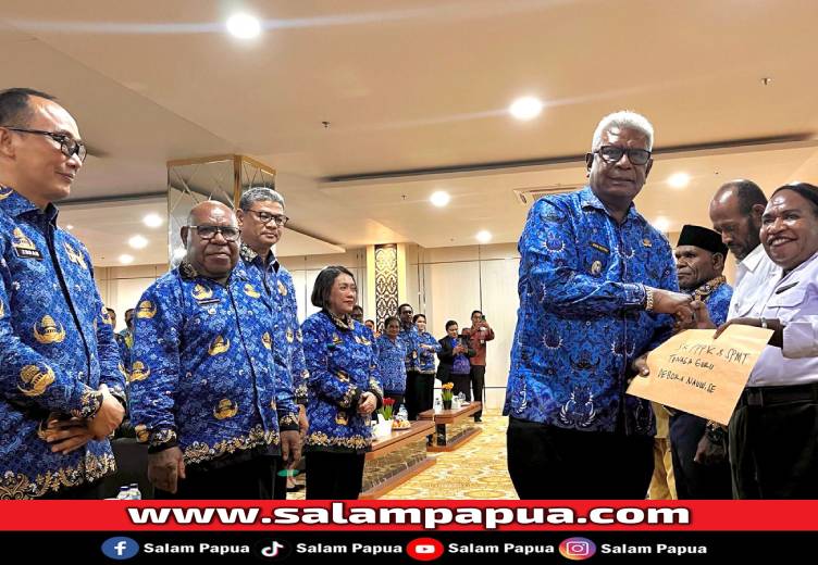 Bupati Mimika Serahkan SK PPPK Guru: Semua Hak Akan Dibayarkan