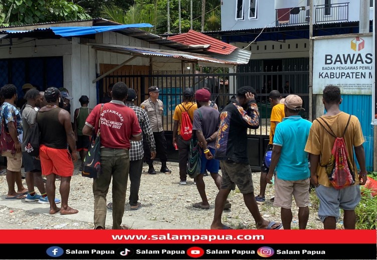 Massa Pendukung Alex Tsenawatme Mendatangi Kantor Bawaslu Dan KPU Mimika
