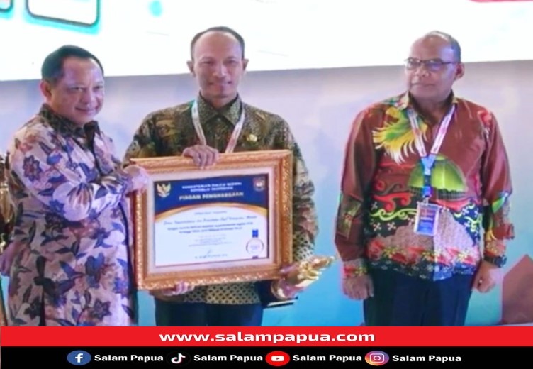 Dukcapil Mimika Dapat Penghargaan Kategori IKD Tertinggi Tingkat Kabupaten Di Wilayah Timur Lndonesia
