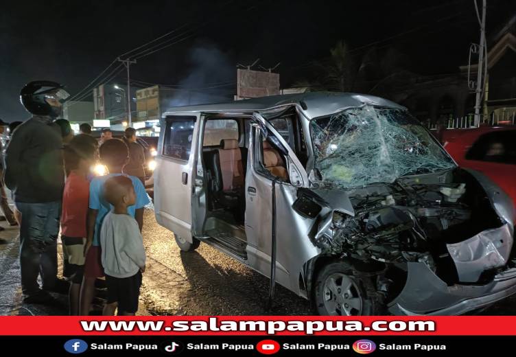 Pengemudi Diduga Mabuk, Gran Max Hancur Tabrak Truk Parkir Di Jalan Budi Utomo Timika