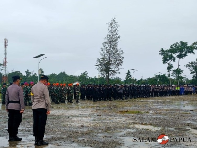 600 PERSONEL TNI-POLRI DI TIMIKA KAWAL PENJEMPUTAN JENAZAH TOKOH PAPUA THOM BEANAL