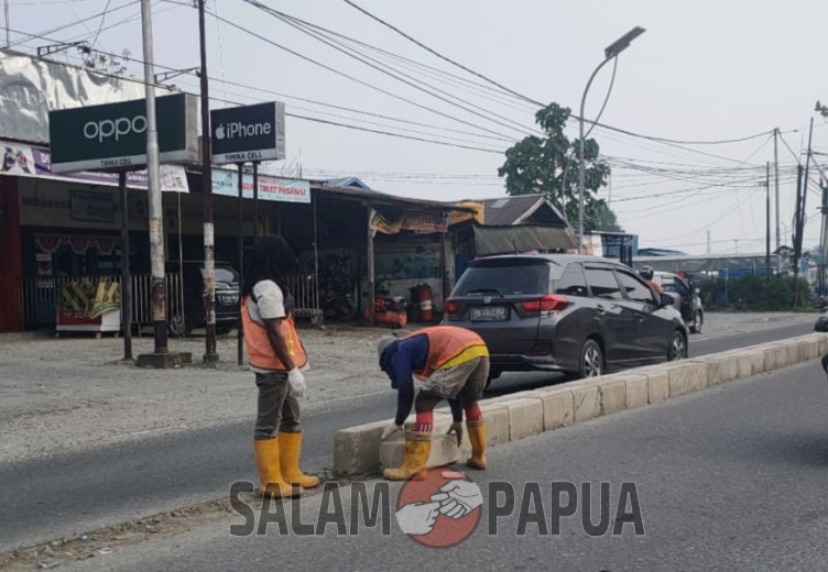 Akomodir Protes Masyarakat, Median Jalan Budi Utomo Timika Akhirnya Dibongkar