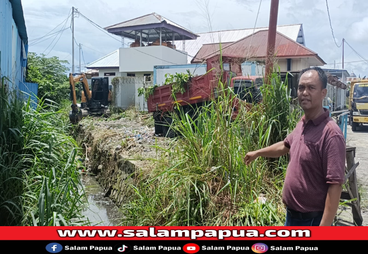 Menutupi Parit, Disperindag Keruk Sampah Di Pasar Sentral Timika