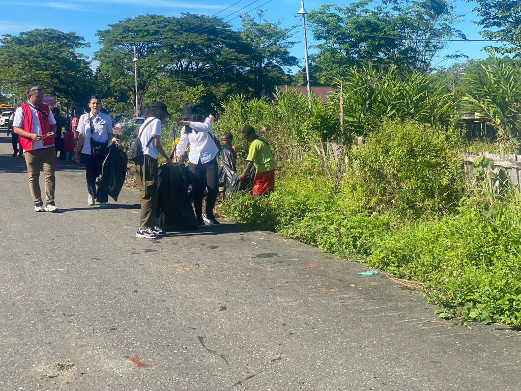 16 Perusahaan BUMN Regional Timika Lakukan Bersih Kampung Dan Berikan Bansos Kepada Masyarakat Wangirja SP IX