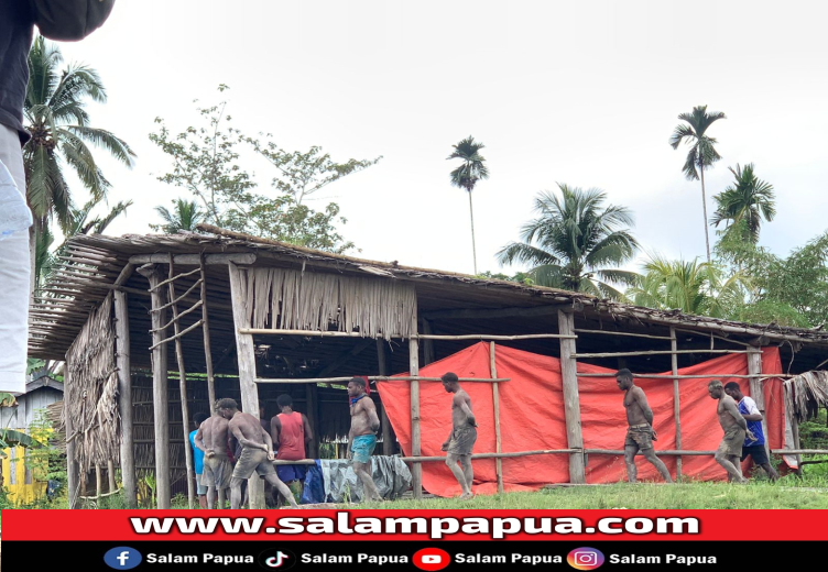 Mandi Lumpur, Tradisi Kampung Fakafuku Saat Keluarga Meninggal