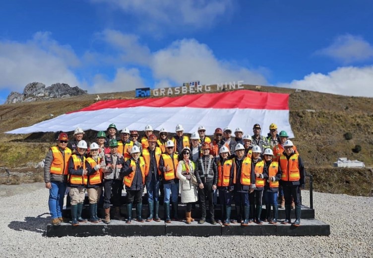 PT Freeport Indonesia Pecahkan Rekor Dunia, Bentangkan Bendera Terbesar Di Puncak Grasberg Dalam Rangka HUT Ke-78 RI