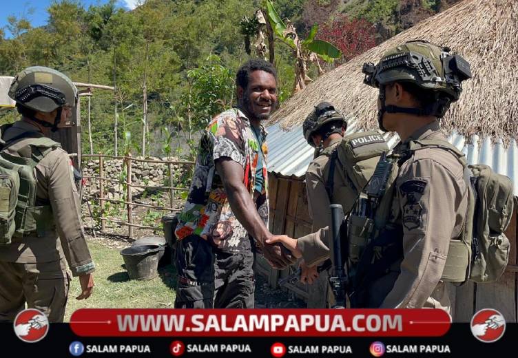 Patroli Jalan Kaki Di Muara, Personel Ops Damai Cartenz Sapa Dan Berbagi Dengan Warga