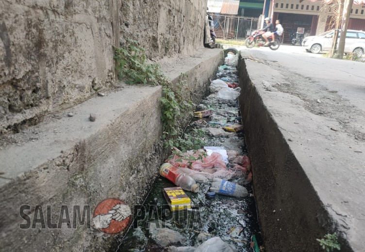 Jalan Rusak Dan Sampah Menumpuk Di Selokan Jalur 1 Jalan Pendidikan Timika Kelurahan Disebut 0855