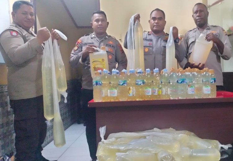 Polisi Amankan Ratusan Liter Miras Di Atas Kapal Tatamailau, Pemiliknya Kabur