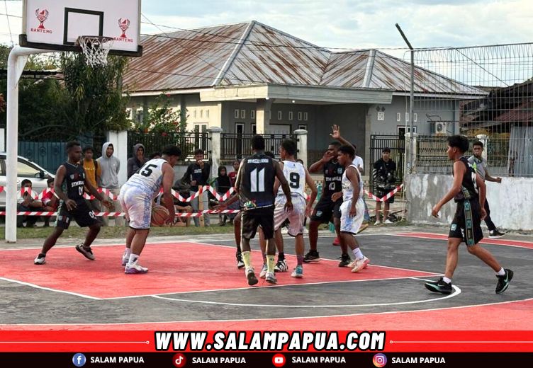 Pertandingan perdana Turnamen Bola Basket Banteng Cup 2025 (salampapua.com/Evita)