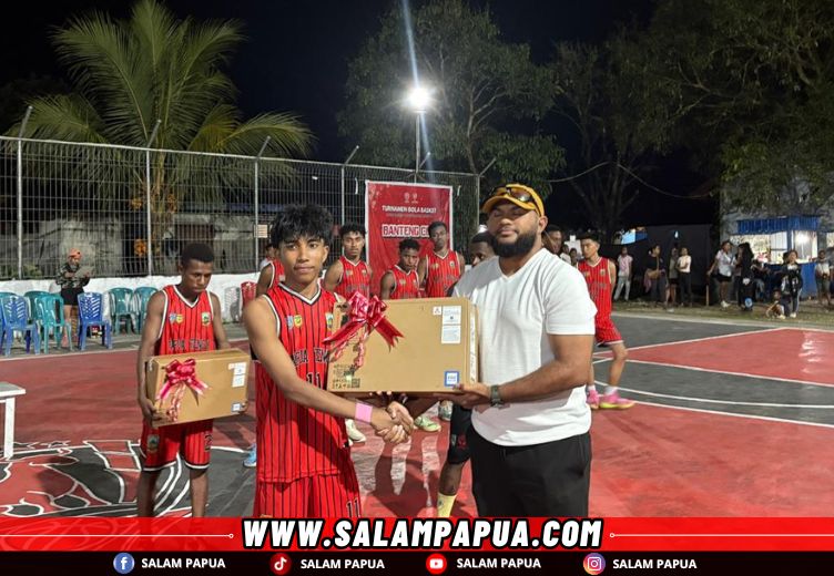 Penyerahan Hadiah Laptop kepada pemain terbaik Turnamen Bola Basket Banteng Cup 2025 (salampapua.com/Evita)