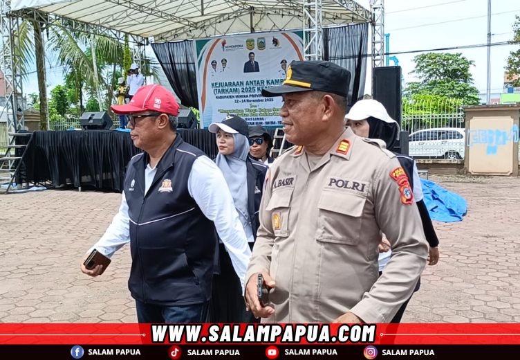 Ketua Tim Tarkam Wilayah Timur Kemenpora RI, Dr. Ruslan bersama perwakilan Kapolres Mimika saat goyang seka bersama (salampapua.com/Acik)
