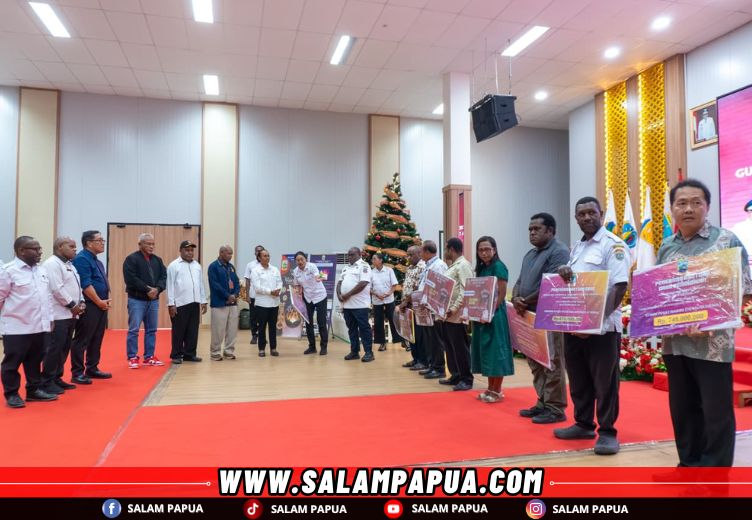 Penyerahan bantuan secara simbolis (salampapua.com/Foto: Humas Pemprov Papua Tengah)