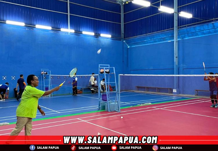 Pembukaan Turnamen Badminton oleh Kepala Bidang Pelayanan Kesehatan (Yankes) Martina Siska Magai di GOR Smash Badminton Arena jalan Nawaripi Baru, Kamoro jaya, Budi Utomo Ujung (salampapua.com/Evita)
