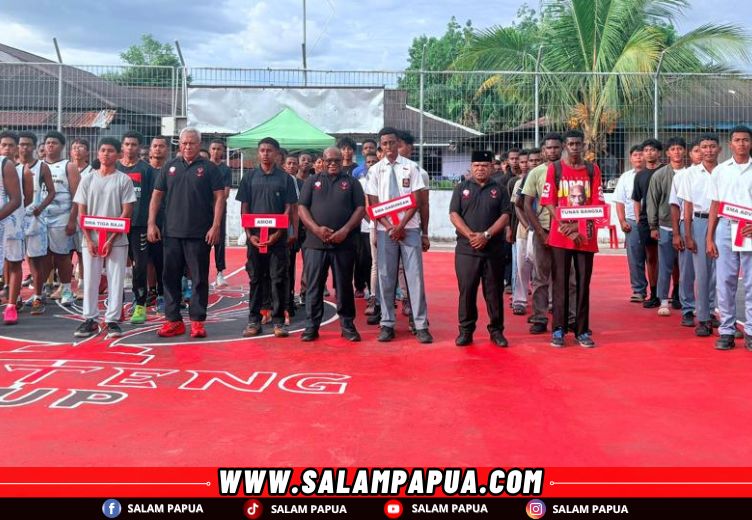Gubernur Papua Tengah Meki Fritz Nawipa bersama Ketua DPP PDI Perjuangan Bidang Kehormatan Partai Komarudin Watubun dan Ketua DPD PDI Perjuangan Provinsi Papua Tengah Yuni Wonda foto bersama peserta saat pembukaan Turnamen Bola Basket Banteng Cup 2025 (salampapua.com/Evita)
