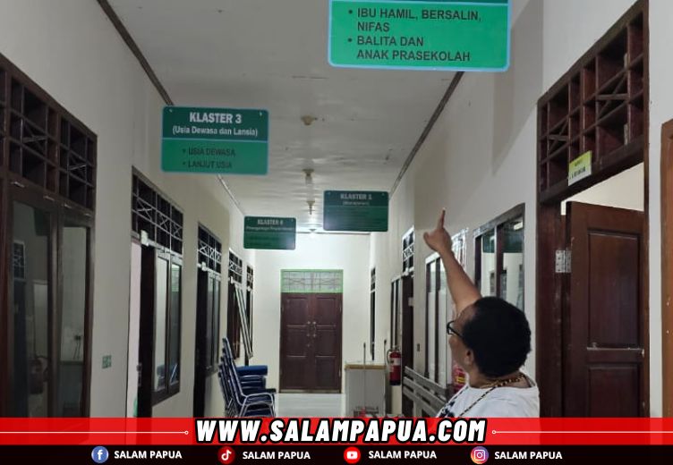 Kepala Bidang Pelayanan Kesehatan (Yankes) Martina Siska Magai saat proses penilaian akreditasi pada fasilitas kesehatan di Puskesmas Amar (salampapua.com/Foto Dokumen Dinkes)