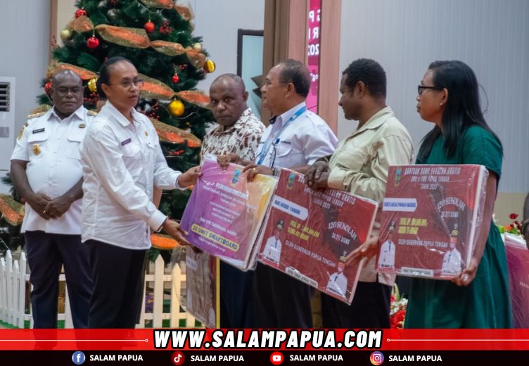 Penyerahan bantuan secara simbolis oleh Plt. Kepala Dinas Pendidikan Papua Tengah Nurhaidah Nawipa (salampapua.com/Foto: Humas Pemprov Papua Tengah)