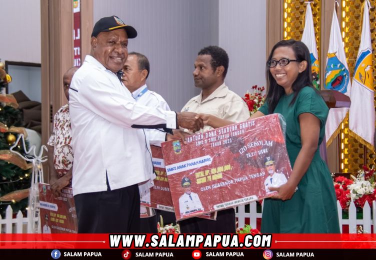 Penyerahan bantuan secara simbolis (salampapua.com/Foto: Humas Pemprov Papua Tengah)