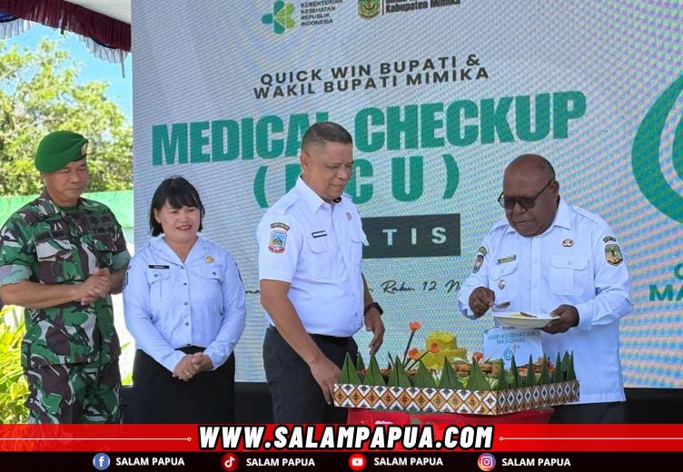 Pemotongan tumpeng HKN oleh Wakil Bupati Mimika Emanuel Kemong, didampingi Kadinkes Mimika Reynold Ubra (salampapua.com/Evita)