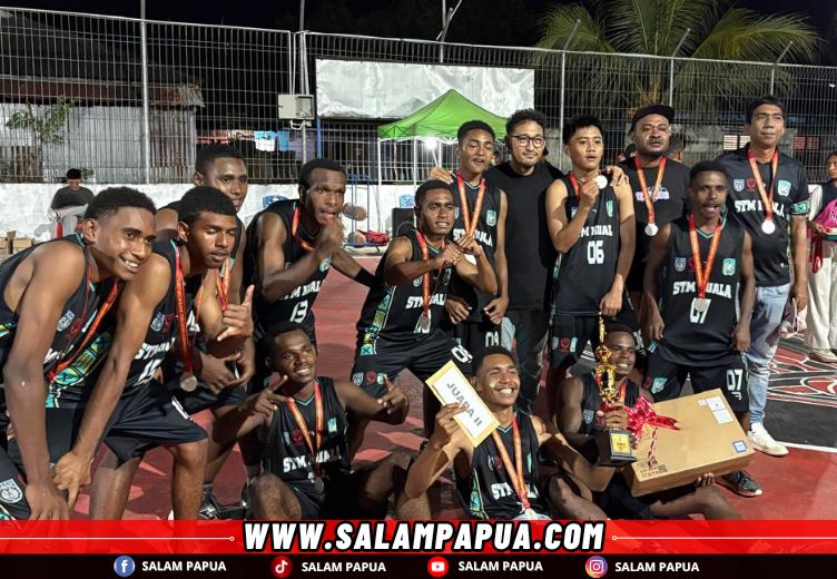 Foto bersama Sekretaris Perbasi Mimika Reddy Wijaya dengan Juara 2 Turnamen Bola Basket Banteng Cup 2025, SMK Negeri 1 Kuala Kencana (salampapua.com/Evita)