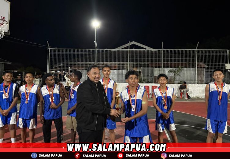 Penyerahan Tropi kepada SMA Tiga Raja sebagai Juara 3 Turnamen Bola Basket Banteng Cup 2025 (salampapua.com/Evita)