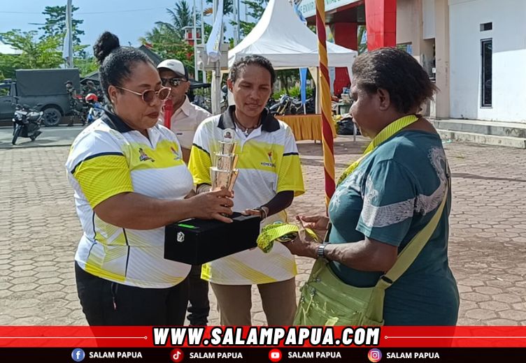 Penyerahan hadia kepada perwakilan tim juara lomba gerak jalan (salampapua.com/Acik)