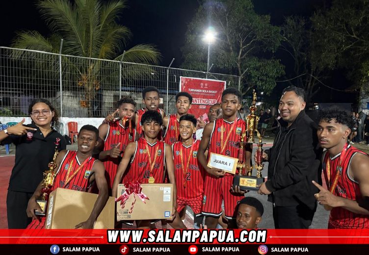 Foto bersama Tim Gabungan Siswa SMA di Timika sebagai pemenang Turnamen Bola Basket Banteng Cup 2025 (salampapua.com/Evita)