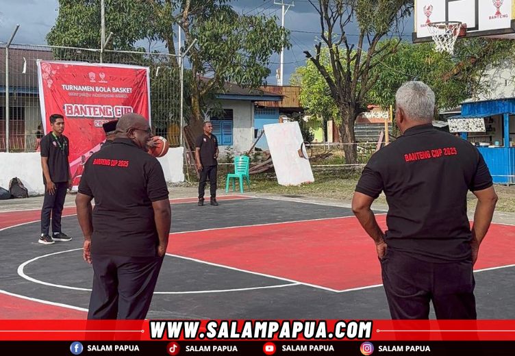 Gubernur Papua Tengah Meki Fritz Nawipa bersama Ketua DPP PDI Perjuangan Bidang Kehormatan Partai Komarudin Watubun pada pembukaan Turnamen Bola Basket Banteng Cup 2025 (salampapua.com/Evita)