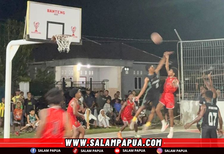 Laga Final Turnamen Bola Basket Banteng Cup 2025 antara Tim Gabungan Siswa SMA di Timika Vs SMK Negeri 1 Kuala Kencana (salampapua.com/Evita)