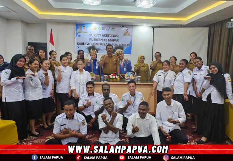 Foto bersama usai proses akreditasi untuk Puskesmas Mapar, yang digelar di Hotel Grand Tembaga Timika (salampapua.com/Evita)