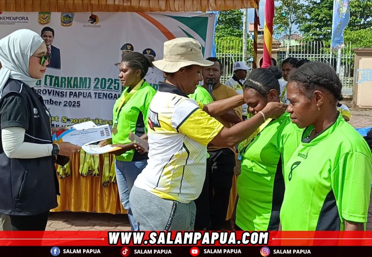Ketua PYCH Mimika, Firsa Lokobal saat menyerahkan hadiah kepada pemenang tim voli putri (salampapua.com/Acik)