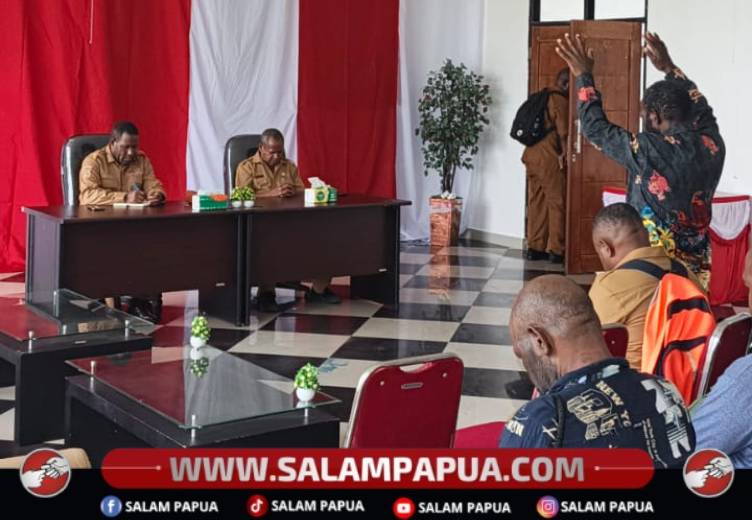Bupati Nduga, Yoas Beon, S.IP memimpin pertemuan dengan para kepala distrik se-Kabupaten Nduga di Kantor Bupati di Kenyam, Selasa (15/9/2026)(Salampapua.com/Elea Worom)