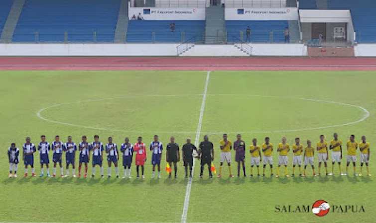 Tim PFA Cenderawasih (kanan kostum kuning-putih) dan Tim SSB Timika Putra (kiri kostum biru) foto bersama sebelum pertandingan yang digelar di lapangan sepakbola Mimika Sport Complex (MSC), Sabtu sore (25/3/2023) (Foto:salampapua.com/JR)