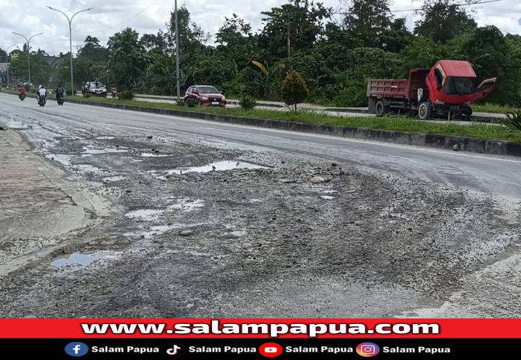 Pipa Bocor Dan Truk Pengangkut Pasir Sebabkan Jalan Berlubang Di Timika, Ini Penjelasan Bupati