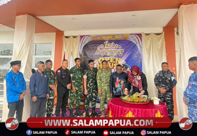 Suasana potong tumpeng HUT I Sekolah Rakyat Terintegrasi (SRT) 76 Mimika di Jalan SP2-SP5, Sabtu (17/10/2026)(Salampapua.com/Evita)