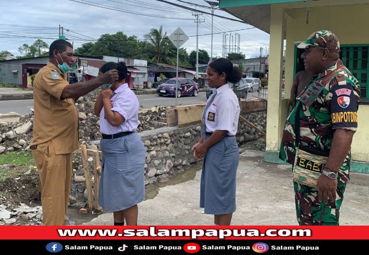 Pemkam Nawaripi Bagikan 2.000 Masker Ke SMA Negeri 1 Mimika, Ini Penyebabnya