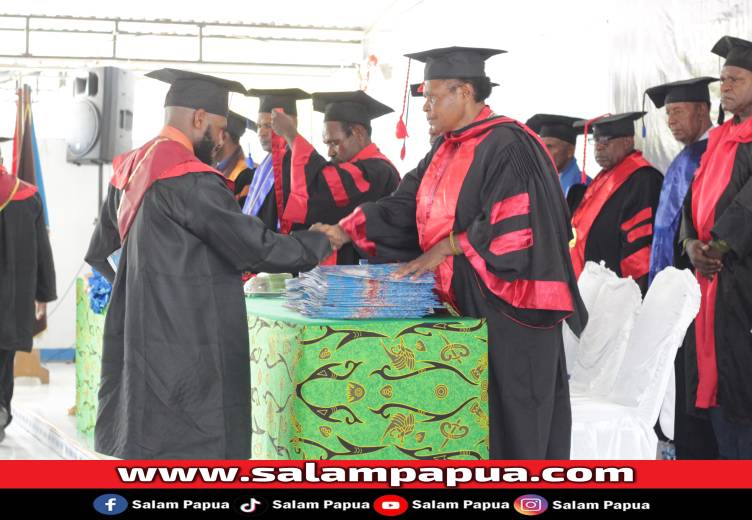 STAK Nabire Mewisuda 220 Mahasiswa Angkatan XIII, Ini Pesan Ketua Sinode KINGMI Di Tanah Papua