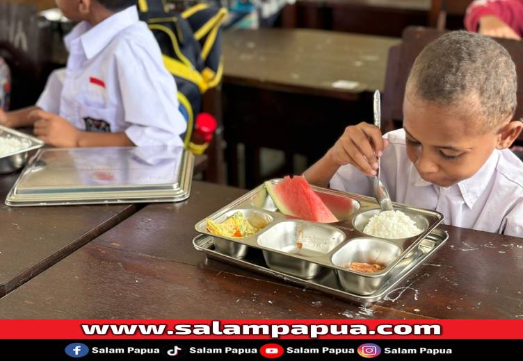 Anak-Anak SD Inpres Nawaripi Timika Antusias Terima Makanan Bergizi Gratis