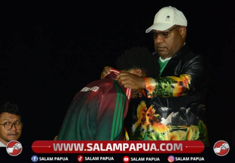 Bupati Kabupaten Jayawijaya, Atenius Murib menyerahkan medali kepada pemain bola Juara Liga 4 Papua Pegunungan musim 2025/2026 di Stadion Pendidikan Wamena, Kabupaten Jayawijaya, Minggu (8/3/2026) petang (Dokumen Pemkab Jayawijaya).