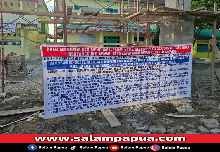 Spanduk berisi tuntutan warga yang memalang gerbang SMA Negeri 1 Mimika, Rabu pagi (13/1/2026)(Salampapua.com/Sianturi)