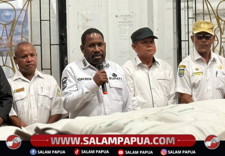 Bupati Kabupaten Nduga, Yoas Beon, S.IP menyampaikan arahan kepada masyarakat di Posko Induk Penanggulangan Perubahan Iklim El Nino di Kenyam, Kabupaten Nduga, Kamis (27/8/2026)(Salampapua.com/Humas Pemkab Nduga)