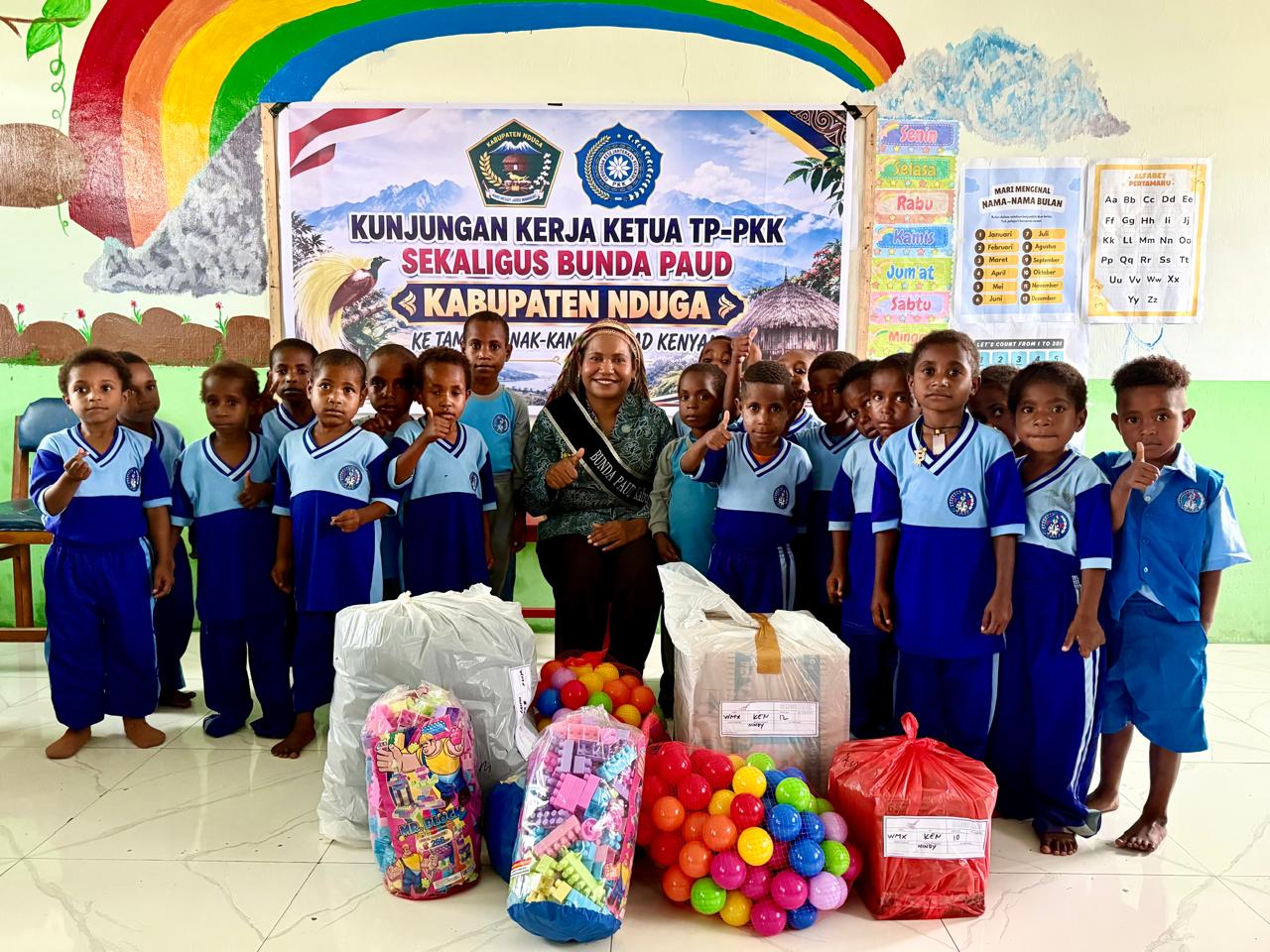 Bunda PAUD Nduga, Nyonya Replina Beon bersama anak-anak TK Giliad Kenyam pada kunjungan, Jumat (25/9/2026)(Salampapua.com/Dokumen Pribadi)