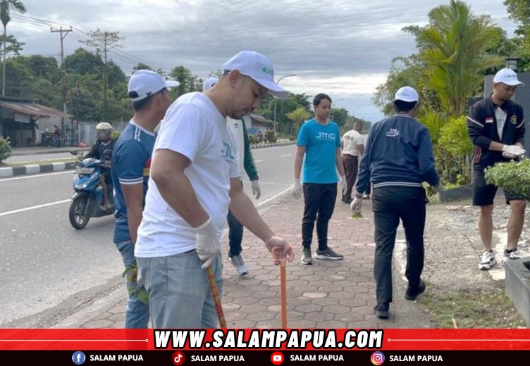 Go Green BPJS Ketenagakerjaan Mimika, Bersih-bersih Lingkungan Sepanjang Jalan SP2