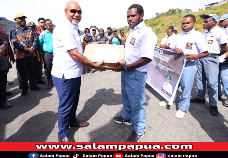  Wakil Gubernur Deinas Geley, menyerahkan bantuan 15 unit laptop kepada pelajar peserta Festival Budaya di Kabupaten Intan Jaya, Jumat (23/1/2026)(Dokumen Humas Pemprov Papua Tengah)