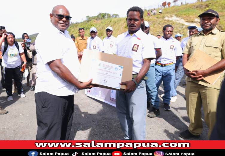 Dukung Pendidikan Dan Budaya, Pemprov Papua Tengah Serahkan 15 Laptop Di Intan Jaya