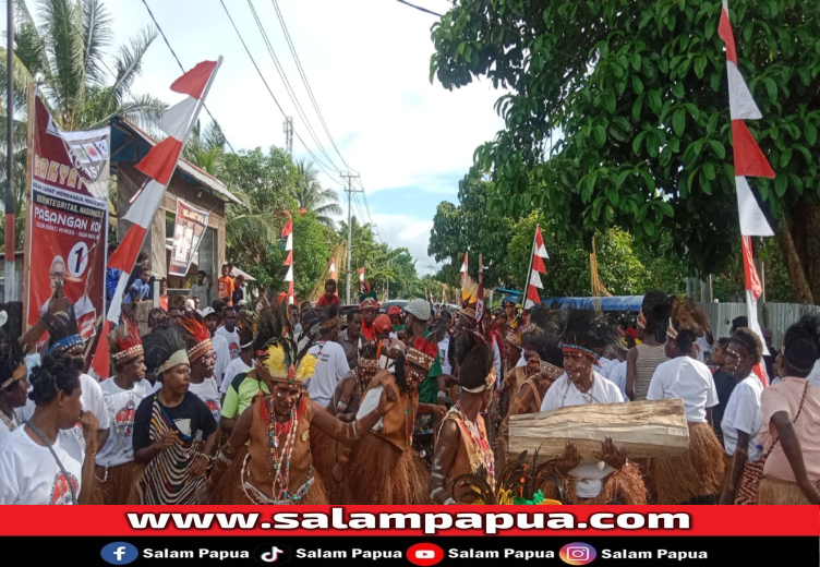 Warga Nawaripi Sambut JOEL Dengan Tarian Adat Diiringi Tifa Kamoro