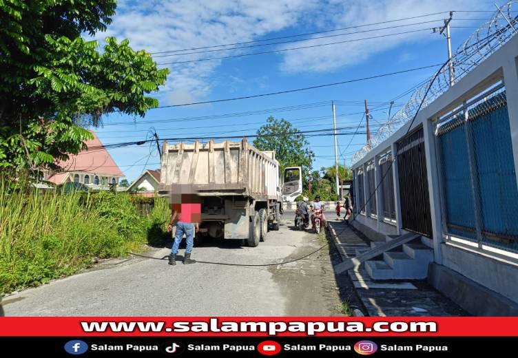 Jaringan Provider Numpang Tiang PLN, Kabel Bergelantungan Di Kota Timika Kian Semrawut