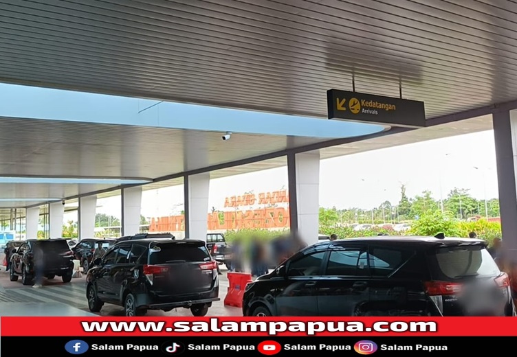 Warga Keluhkan Banyak Mobil Parkir Di Depan Pintu Kedatangan Bandara Mozes Kilangin, UPBU Dinilai Acuh